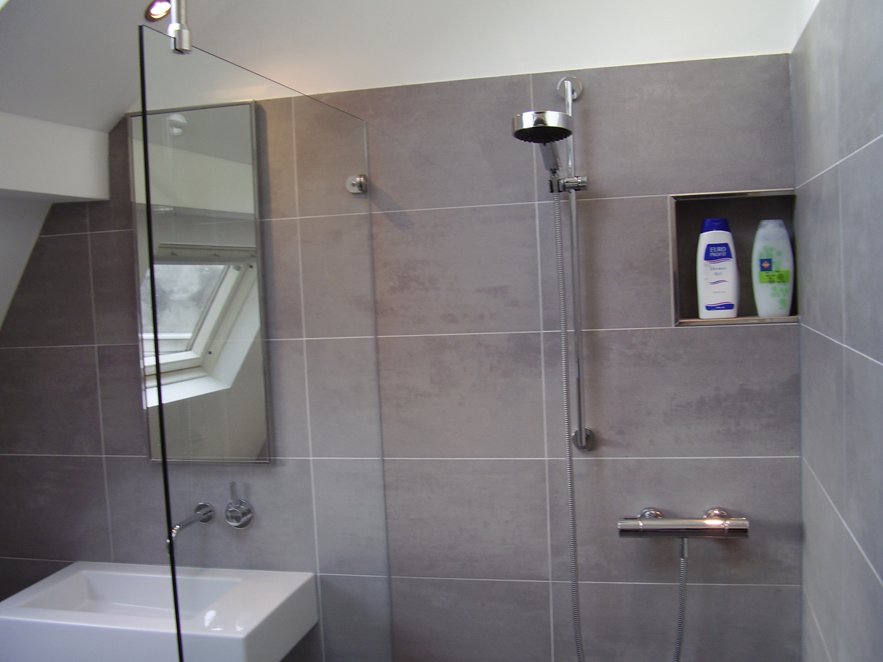 Badkamer en slaapkamer kastwand